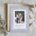 Tarjeta Festiva Marco Botánico Gris Vintage Fotos navideñas<br><div class="desc">Feliz Navidad! Envía saludos de Navidad con esta vintage tarjeta de foto navideña. Cuenta con pineconas de línea vintage, agujas de pino y estores con un fondo gris. Personalice agregando su foto, nombres, año y mensaje. Esta vintage tarjeta de fotos de Navidad está disponible en otros colores. Los elementos coincidentes...</div>