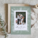 Tarjeta Festiva Marco botánico verde sabio Fotos navideñas<br><div class="desc">Feliz Navidad! Envía saludos de Navidad con esta vintage tarjeta de foto navideña. Cuenta con pineconas de línea vintage, agujas de pino y estores con un fondo verde. Personalice agregando su foto, nombres, año y mensaje. Esta tarjeta de foto verde sabio de Navidad está disponible en otros colores. Los elementos...</div>