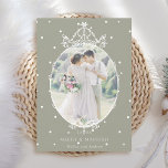 Tarjeta Festiva Marco Clásico Verde Neutral Merry y foto casada<br><div class="desc">Este navidad plano | la tarjeta de vacaciones presenta un sencillo marco blanco con una foto. Para una personalización más avanzada de este diseño,  haga clic en el BOTÓN HERRAMIENTA DE DISEÑO AZUL de arriba.</div>