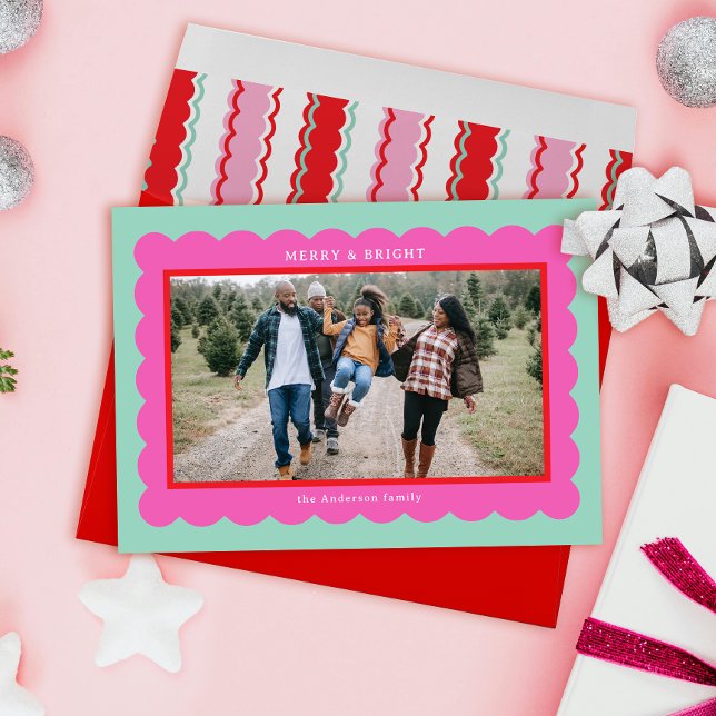Tarjeta Festiva Marco de foto de cresta simple roja rosada Mint Pr (Preppy and pretty mint, pink, and red scalloped holiday photo card)