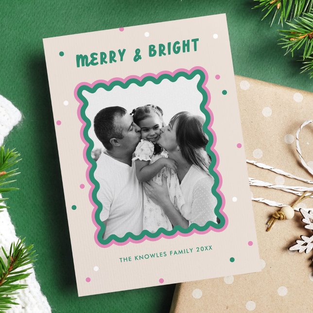 Tarjeta Festiva Marco de rizo y esquiar brillante rosa + verde (cute holiday card in pink and green with squiggle frame and merry and bright text.)
