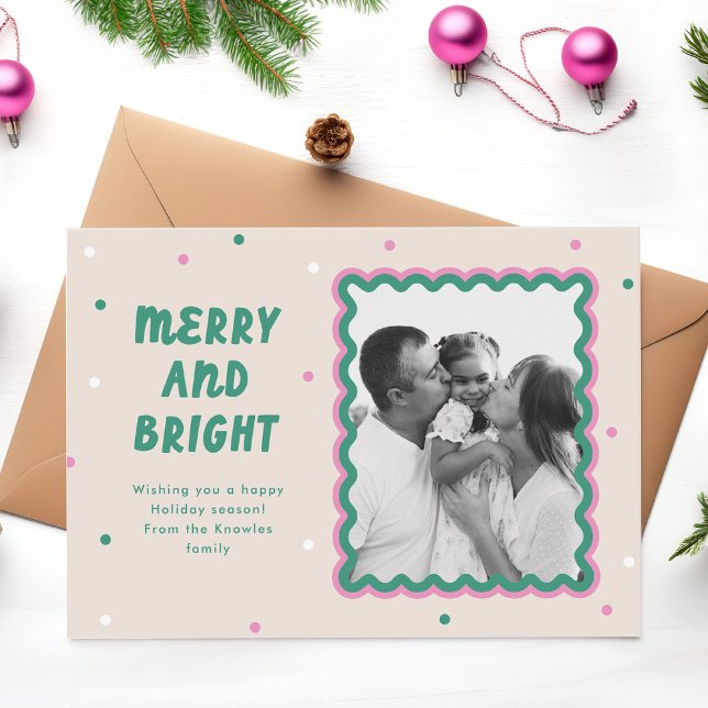 Tarjeta Festiva Marco de rizo y esquiar brillante rosa + verde (cute squiggle frame holiday photo card with merry and bright text in a fun font)