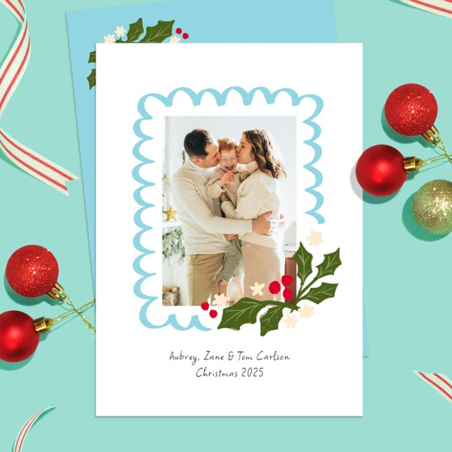 Tarjeta Festiva Marco de vieira azul festividad con una foto Holly (Icy blue scallops frame a personal picture on this festive holly themed Christmas photo card)