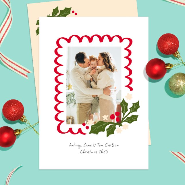 Tarjeta Festiva Marco festivo de vieira con una foto de Holly (cherry red scallops frame a personal picture on this festive holly themed Christmas photo card)