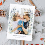 Tarjeta Festiva Marco floral de invierno Dusty Blue Photo<br><div class="desc">Presentamos nuestra magnífica tarjeta de vacaciones con un suave y polvoriento diseño de marco floral de color azul acuático con bayas de Navidades azules! Esta hermosa tarjeta es la manera perfecta de enviar cálidos deseos de vacaciones a sus seres queridos. La tarjeta cuenta con un espacio para fotos en personalizable,...</div>