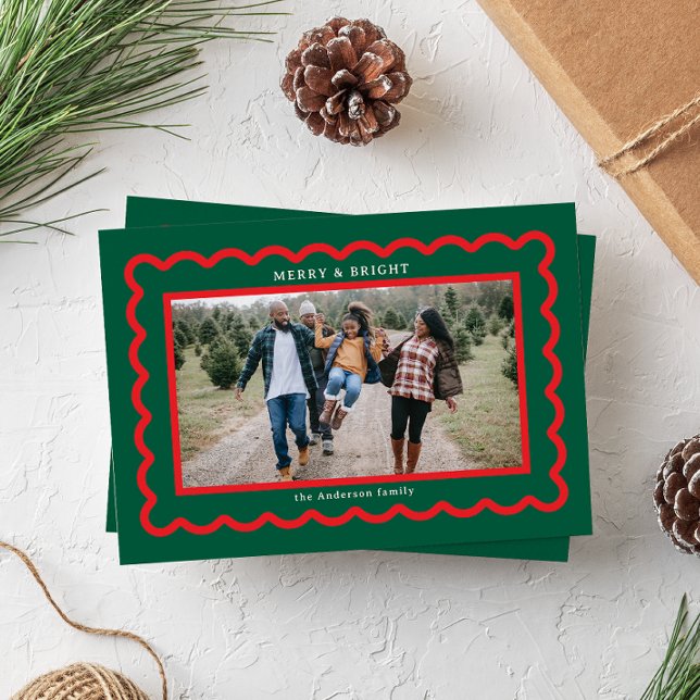 Tarjeta Festiva Marco fotográfico de vieira verde y rojo simple (dark green Christmas holiday family photo card with simple modern text and red scalloped frame)