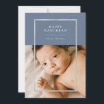 Tarjeta Festiva Marco plateado moderno Hanukkah Photo Blue<br><div class="desc">Elegante marco de Relieve metalizado falso plateado,  tarjeta de foto del Feliz Hanukkah Holiday. Características,  foto simple en la parte delantera y dos espacios de plantillas de fotos en la parte posterior de la tarjeta con fondo de color azul coordinado.</div>