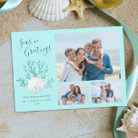 Tarjeta Festiva Mares N Saludos Navidades de Aqua Blue Beach Foto<br><div class="desc">Esta elegante y moderna tarjeta de 3 Navidades con temática de foto playa tiene un dólar de arena blanca y dos estrellas de mar blancas en una rama de coral purpurina,  con un fondo azul acuático claro.</div>