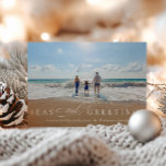 Tarjeta Festiva Mares y saludos foto única Náutica<br><div class="desc">Tarjeta de vacaciones "Mares y saludos" para Navidades con temática náutica. La tarjeta presenta caligrafía elegante "y" con soporte de patrón de rayas azul marino y blanco.</div>