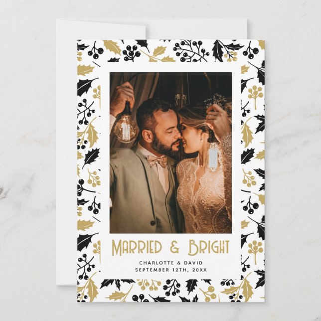 Tarjeta Festiva Married and Bright Black Gold Holly Newlywed Photo (Anverso)