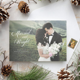 Tarjeta Festiva Married and Bright Newlywed Christmas Card