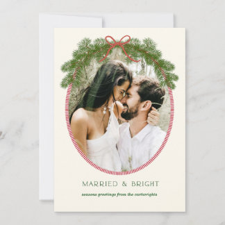 Tarjeta Festiva Married & Bright Newlywed Pine Wreath Photo Card