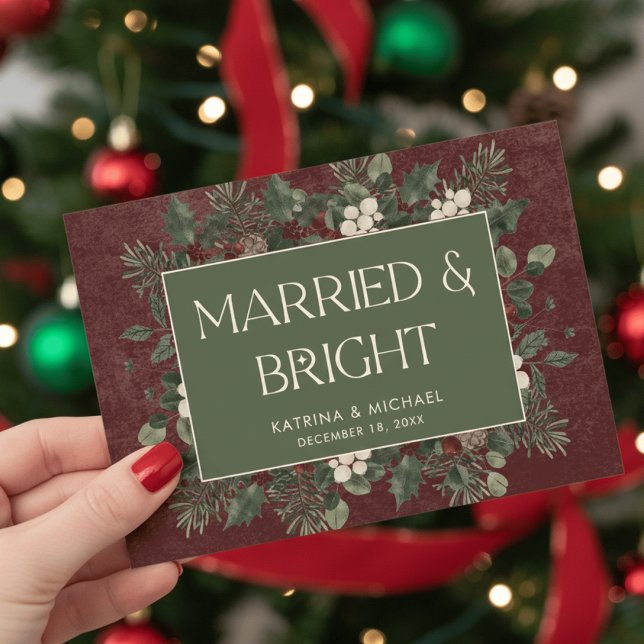 Tarjeta Festiva Married & Bright Winter Berries & Pine Burgundy (Subido por el creador)