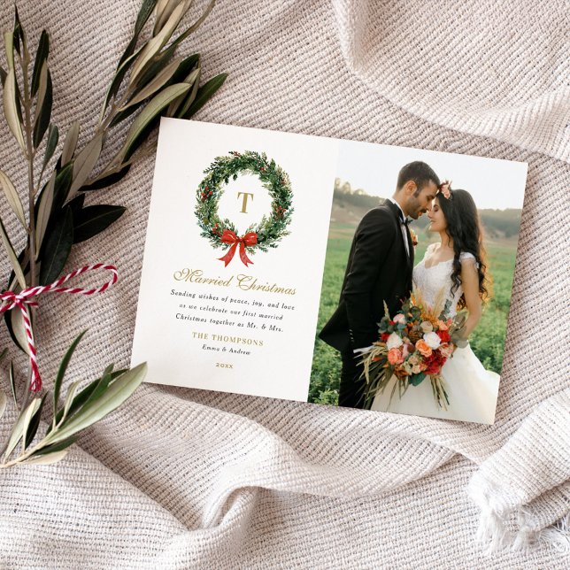 Tarjeta Festiva Married Christmas Newlywed Wreath Monogram Photo (Subido por el creador)