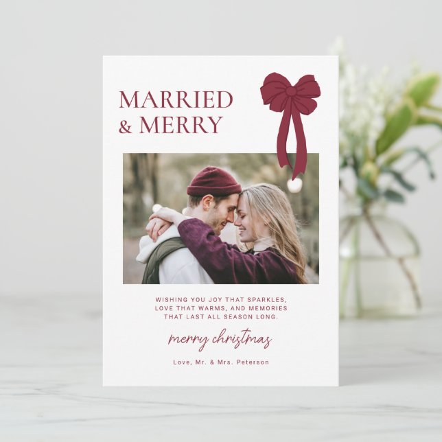 Tarjeta Festiva Married & Merry Burgundy Bow Photo Newlyweds (Anverso de pie)