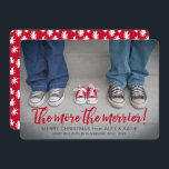 Tarjeta Festiva Más Navidades del embarazo más despiadados<br><div class="desc">¡Envíe saludos de vacaciones a amigos y familiares y también anuncie que esperará una nueva incorporación a su familia en el nuevo año! Un guión alegre y moderno en un rojo brillante ocupa el fondo de la tarjeta y dice "¡Cuanto más alegre!". Debajo de esta línea de texto hay espacio...</div>