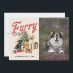 TARJETA FESTIVA MASCOTA DE PERRO DE NAVIDADES LUMINOSOS Y LUMINOSO<br><div class="desc">Las postales de nuestros Navidades, inspiradas en el pellejo, presentan una imagen retro vintage de tres perros lindos bajo los árboles de Navidad entre regalos y regalos y la cita caprichosa 'FURRY AND BRIGHT' en letra retro vintage. Añada una foto de su perro o gato, o incluso un retrato familiar...</div>