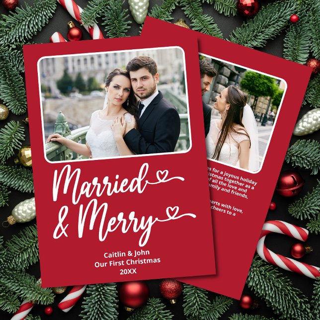 Tarjeta Festiva Matrimonio de Navidades de 1ª Nueva Foto Red (Married & Merry Custom 2-Photo Red Christmas Card with Hearts, Photo & Personal Message on the back)