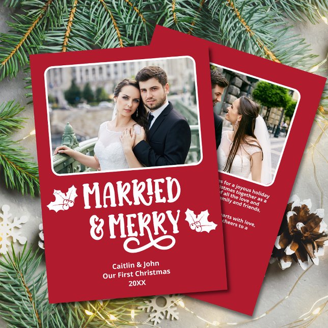 Tarjeta Festiva Matrimonio de Navidades de 1ª Nueva Foto Red (Married & Merry Custom Photo Christmas Card with Festive Font & Holly, personalized message on back.)