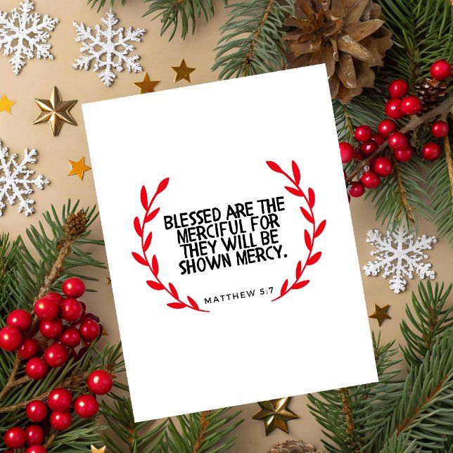 Tarjeta Festiva Matthew 5:7 Scripture Christmas Greeting Card (Christmas greeting card with red  wreath and Matthew 5:7 Bible verse on white festive background.)