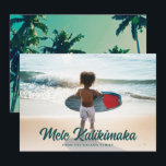 Tarjeta Festiva Mele Kalikimaka, Árboles de palmas de atrás, foto<br><div class="desc">¿Buscando tarjetas de Navidad con temas de playa para enviarlas a familiares y amigos? ¡Estas tarjetas de fotos son perfectas! Incluyen una plantilla de fotos horizontal de sangrado completo y una tipografía moderna que dice "Mele Kalikimaka". Hay una superposición de gradiente blanco hacia la parte inferior que permite que el...</div>