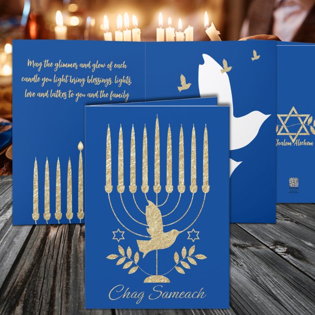 Tarjeta Festiva Menorá de oro elegante con paloma volando azul Han (Elegant Gold Flying Dove Menorah Blue Hanukkah Holiday Card, available in two sizes.)