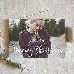 Tarjeta Festiva Meowy Navidades Caligrafía Gato moderno de fotogra<br><div class="desc">Feliz Navidad | Envíe sus deseos de vacaciones con esta tarjeta de Navidades fotográficos de personalizable. Presenta a Navidades de Meowy en caligrafía moderna. Personalice esta moderna tarjeta de vacaciones añadiendo sus detalles. Esta tarjeta de Navidades de gatos personalizados está disponible en otros colores y cartón. Los elementos coincidentes están...</div>