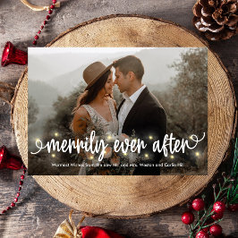 Tarjeta Festiva Merrily Lit Just Married Holiday Photo Card