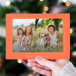 Tarjeta Festiva Merry and Bright 4 fotos del albaricoque de los Na<br><div class="desc">Elegante simple y minimalista albaricoque y blanco 4 fotos de la familia de personalizados "Merry y Bright juntos" script (plantilla de texto superpuesto) plantilla de tarjeta de vacaciones.                     Fácil de personalizar con sus imágenes,  texto,  nombre de familia y sus deseos en ambos lados!</div>