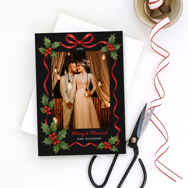 Tarjeta Festiva Merry and Married Holly Ribbon Black Photo (Subido por el creador)