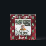 Tarjeta Festiva Merry & Bright Foto Rojo Brillo Metálico<br><div class="desc">Tipografía Merry & Bright. Rojo falso metálico con árboles de pino metálicos verdes con tu foto favorita en el centro. Personaliza con tu mensaje y nombre en el reverso. La tarjeta de felicitación perfecta para las fiestas.</div>