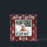 Tarjeta Festiva Merry & Bright Foto Rojo Brillo Metálico<br><div class="desc">Tipografía Merry & Bright. Rojo falso metálico con árboles de pino metálicos verdes con tu foto favorita en el centro. Personaliza con tu mensaje y nombre en el reverso. La tarjeta de felicitación perfecta para las fiestas.</div>