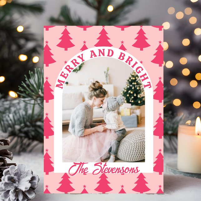 Tarjeta Festiva Merry & Bright Pink Retro Arch Photo Christmas  (Subido por el creador)