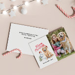 TARJETA FESTIVA MERRY CHRISTMAS GOLDEN RECUPERA FOTO ÚNICA<br><div class="desc">Nuestras tarjetas de fotos inspiradas por el Golden Retriever, Merry Christmas, incluyen una imagen acuarela de un perro divertido en Santa Hat con un muñeco de nieve y un pino. Añada la foto de su perro o un retrato familiar con su mascota o amigo peludo. En la parte posterior, agregue...</div>