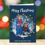 Tarjeta Festiva Merry Christmas Lights Photo Cute Navy Blue Winter<br><div class="desc">Esta linda tarjeta plegada de fotos de la familia de Feliz Navidad incluye una hermosa y brillante cadena de luces de Navidad que enmarcan la fotografía de sus hijos en un círculo festivo. Personalizar tu propio mensaje en blanco en la tarjeta azul marino de vacaciones. Añade una segunda imagen de...</div>