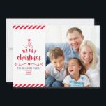 Tarjeta Festiva MERRY CHRISTMAS TREE typography family photo red<br><div class="desc">por kat massard >> WWW.SIMPLYSWEETPAPERIE.COM <<< Enviar y un mensaje especial extra con estilo y pizzería este año... Personalizado con tus detalles y fotos mis modernos productos de vacaciones seguro que destacarán de la ráfaga de saludos que tus amigos y familia recibirán esta temporada y harán un recuerdo especial que...</div>