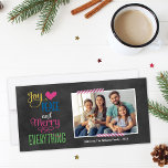 Tarjeta Festiva Merry Everything Colorous Black Chalkboard<br><div class="desc">Sencillo y elegante saludo de la tarjeta de fotos de Navidad incluye la frase "Alegría, amor, paz y dulzura todo" en colores llamativos y moderno tipo escrito a mano sobre un fondo de pizarra negra. Acentos de cinta washi rayada rosa y blanca. Personaliza tu foto (formato paisajístico) y tu texto...</div>
