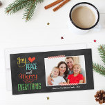 Tarjeta Festiva Merry Everything Colorous Black Chalkboard Photo<br><div class="desc">Sencillo y elegante saludo de la tarjeta de fotos de Navidad incluye la frase "Alegría, amor, paz y dulzura todo" en colores llamativos y moderno tipo escrito a mano sobre un fondo de pizarra negra. Acentos de cinta de washi de rayas rojas y blancas. Personaliza tu foto (formato paisajístico) y...</div>