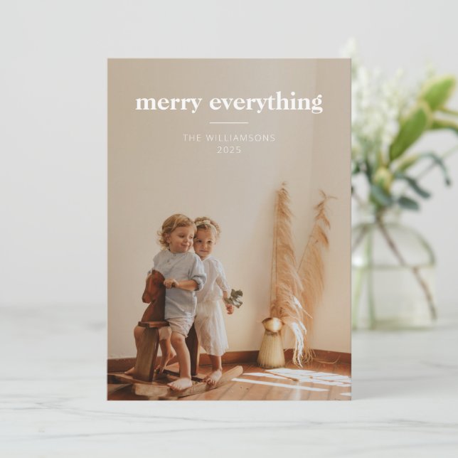 Tarjeta Festiva Merry Everything | Navidades mínimos de superposic (Anverso de pie)
