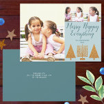 Tarjeta Festiva Merry Gold Blue Modern 3 Collage de fotos<br><div class="desc">Las plantillas fotográficas hacen que el diseño de sus 3 tarjetas de vacaciones de collage de fotos sea una instantánea con este moderno guión escrito a mano Merry Happy Everything en oro y azul pastel. Añade tu foto grande favorita a la izquierda y luego agrega dos fotos más pequeñas en...</div>
