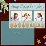 Tarjeta Festiva Merry Gold Blue Simple 3 Collage de fotos<br><div class="desc">Personalice estas 3 tarjetas de vacaciones de collage fotográfico en un diseño interreligioso de oro sencillo y azul pastel Merry Happy Everything. Un estilizado guión escrito a mano en azul profundo con una ligera sombra en blanco agrega interés y la hilera de cinco falsos menorahs de oro y cuatro árboles...</div>