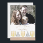 Tarjeta Festiva Merry Happy Tan Stylish Añadir tu foto<br><div class="desc">Añada su foto a estas elegantes tarjetas de vacaciones en color tostado y blanco con un moderno diseño de árbol de oro y plata de color Menorah. La plantilla de la foto hace que subir tu imagen sea muy fácil, y después agrega tu nombre en blanco al borde suave del...</div>