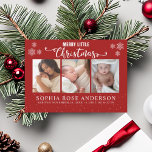 Tarjeta Festiva Merry Little Christmas, Baby First Collage Photos<br><div class="desc">Elegante tarjeta de foto cuadrada con la frase "Merry Little Christmas" con Tipografia linda Navideña para el nombre del bebé, fecha de nacimiento y estadísticas. Un diseño para recibir a esa persona especial que nacera en estas fechas de fin de año, se puede personalizar con las 3 mejores fotos de...</div>