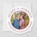 Tarjeta Festiva Merry Married Photo Circle Navidades Blancos<br><div class="desc">¡Tus primeros Navidades casados merecen una mención especial con tus saludos festivos y este diseño circular hará el trabajo con un estilo inusual! Cambie la imagen de ejemplo con su foto favorita de los dos, centrada en el frente. La foto se rellenará automáticamente a la forma circular, de modo que...</div>