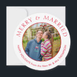 Tarjeta Festiva Merry Married Photo Circle Navidades Blancos<br><div class="desc">¡Tus primeros Navidades casados merecen una mención especial con tus saludos festivos y este diseño circular hará el trabajo con un estilo inusual! Cambie la imagen de ejemplo con su foto favorita de los dos, centrada en el frente. La foto se rellenará automáticamente a la forma circular, de modo que...</div>