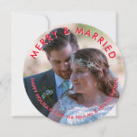 Tarjeta Festiva Merry Married Photo Circular Navidades recién casa<br><div class="desc">Sus primeros Navidades casados merecen una mención especial con sus saludos festivos y este diseño circular contemporáneo hará el trabajo de forma elegante. Cambie la imagen de ejemplo con su foto favorita de los dos, que cubre todo el frente. La foto se rellenará automáticamente a la forma circular, de modo...</div>