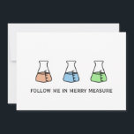Tarjeta Festiva Merry Measure Química Science Erlenmeyer Holiday<br><div class="desc">Tres frascos de Erlenmeyer con diferentes soluciones coloreadas hacen que esta tarjeta de vacaciones sea apta para un químico. Hay tres burbujas en la parte de atrás. El texto en la parte frontal dice "Sígueme en medida de cereza" - el texto editable en la parte posterior dice "¡Felices vacaciones!" Profesores...</div>