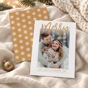 Tarjeta Festiva Merry Modern Cognac Tan Script Foto recién casada