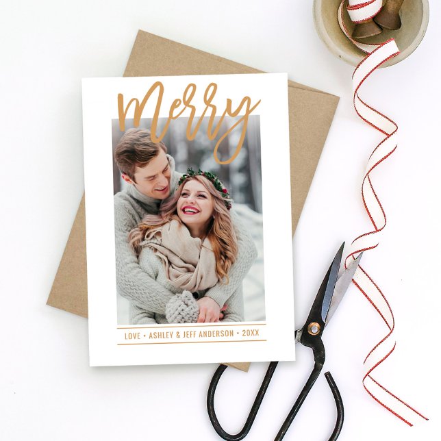 Tarjeta Festiva Merry Modern Cognac Tan Script Foto recién casada (Subido por el creador)