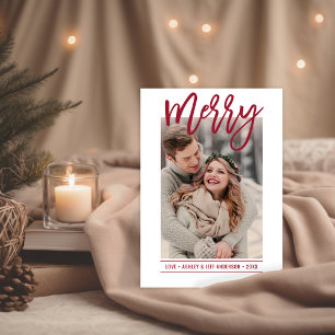 Tarjeta Festiva Merry Modern Ruby Red Script Foto de reciente casa